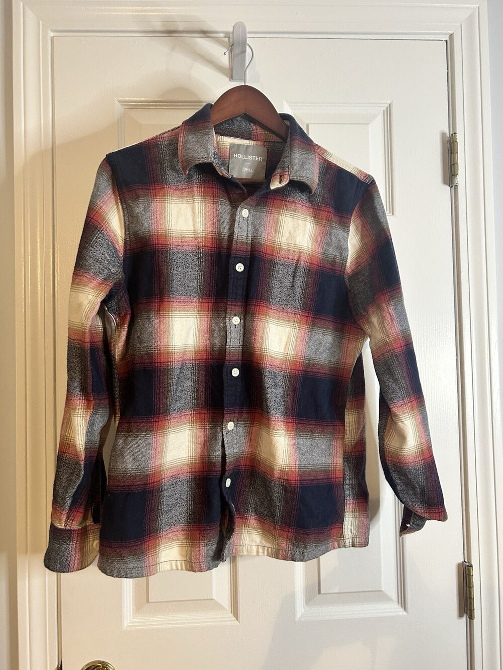 Hollister Women’s Plaid Flannel Shirt Small Red Navy Cream Button Front
